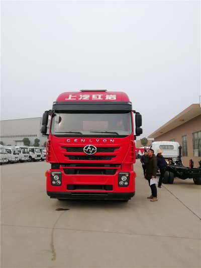 上汽紅岩29.7方前四後八鋁合金運油車，20噸運油車
